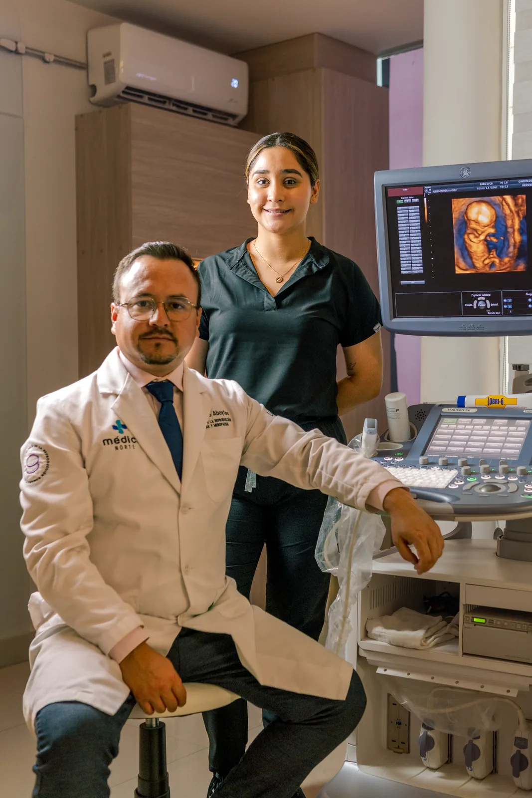Dr. Ignacio Aboytes con asistente realizando ultrasonido obstétrico